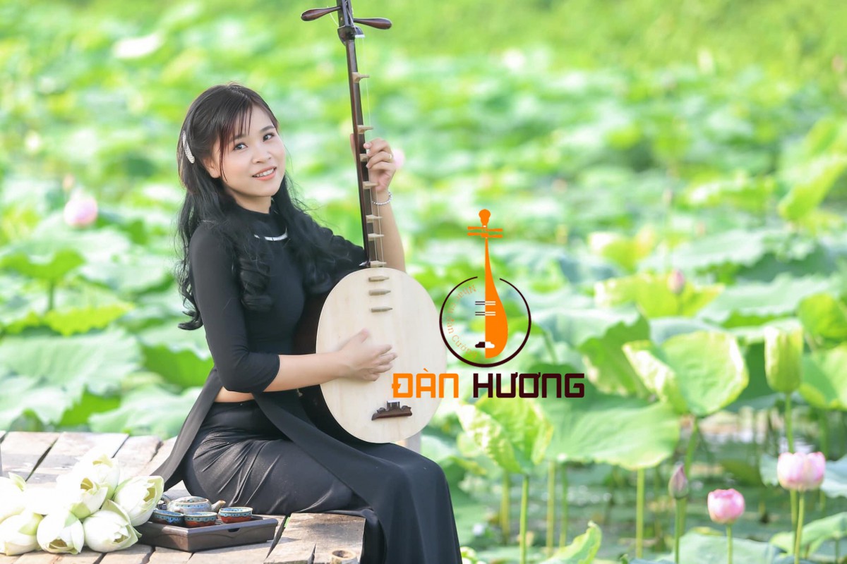 Tôi đã cua gái bằng đàn nguyệt như thế nào?