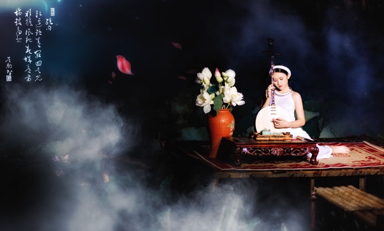 Hà Nội ... Một mùa sen nở...Đàn nguyệt - đạo cụ chụp ảnh -thiếu nữ - tà áo tinh khôi với nụ sen e ấp...
